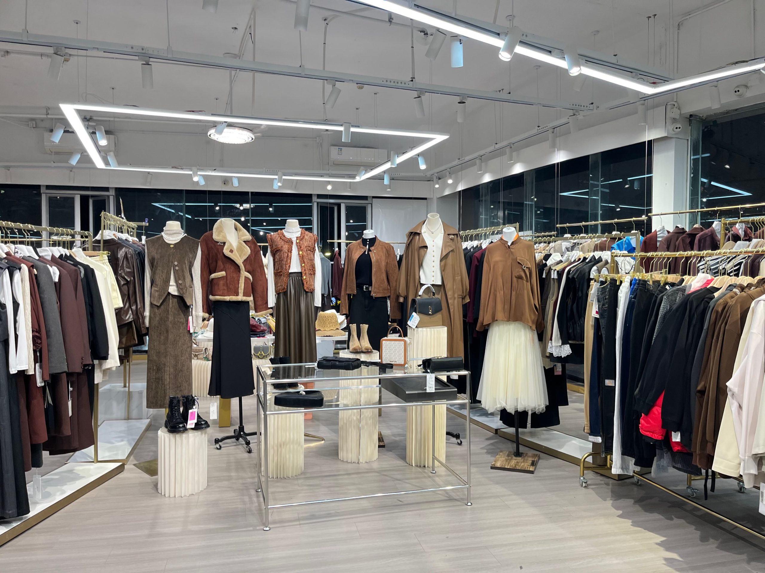 服装店案例：服装免费穿老板却赚了689万-创业圈